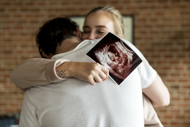 Zaželeno je, da se par skupaj odloča o primerni zaščiti in času za spočetje otroka. FOTO: didesign021/Getty Images