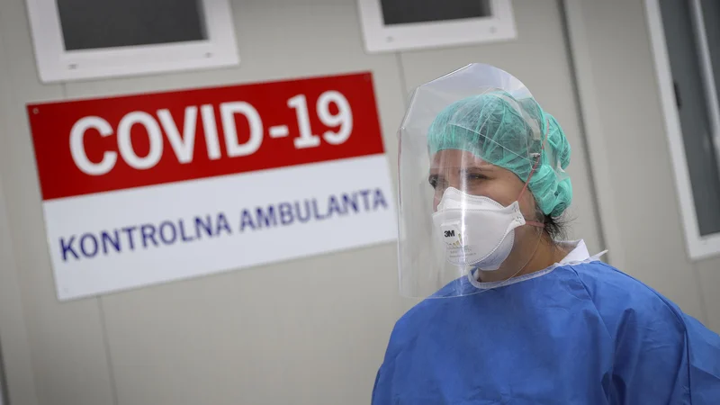 Jemanje brisov za novi koronavirus pred kliničnim centrom. FOTO: Jože Suhadolnik
