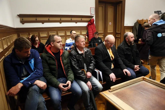 Miho Sakača (drugi z leve) morajo vzeti nazaj.