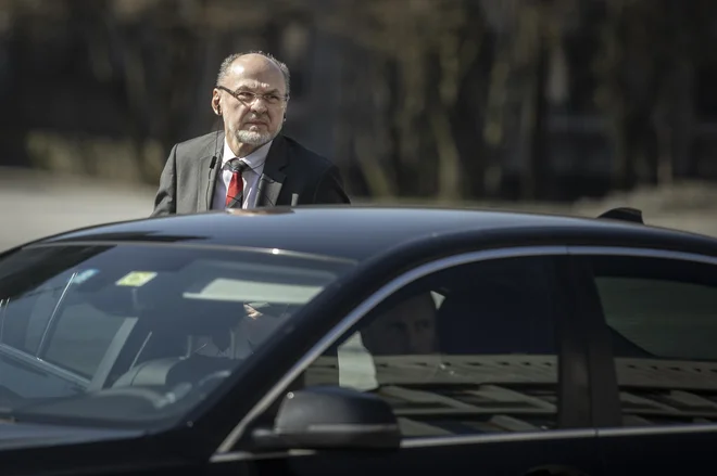 Jelko Kacin je z nošnjo zelene pentlje opozoril na duševne stiske v času epidemije. FOTO: Voranc Vogel, Delo
