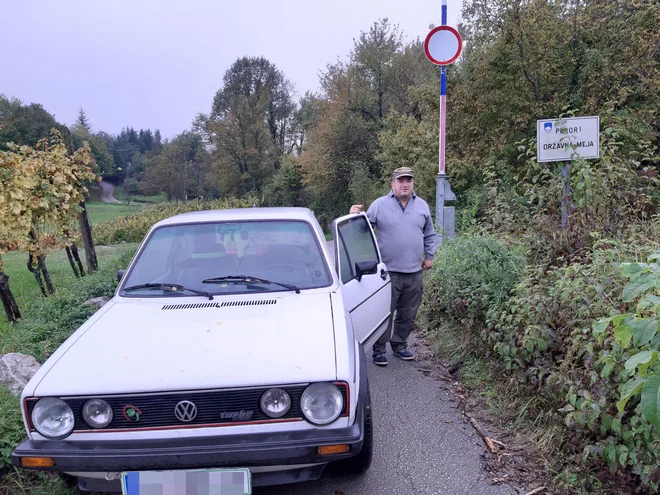 Policiste obvešča o sumljivih vozilih, ki bi lahko prevažala migrante.