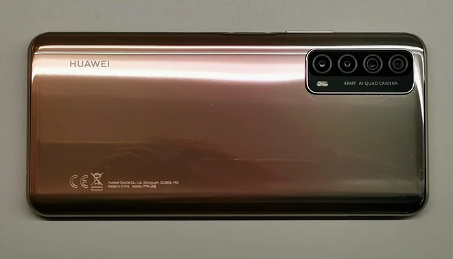 Šminkerska Huaweijeva zadnja stran s štirioko kamero.