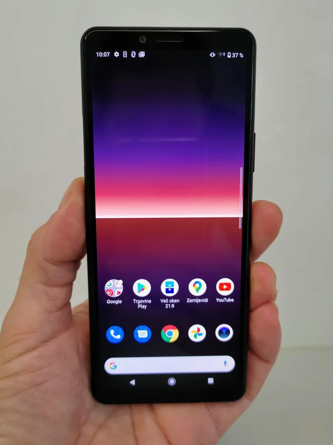 Sony xperia 10 II je precej kompakten telefon. FOTOGRAFIJE: Staš Ivanc