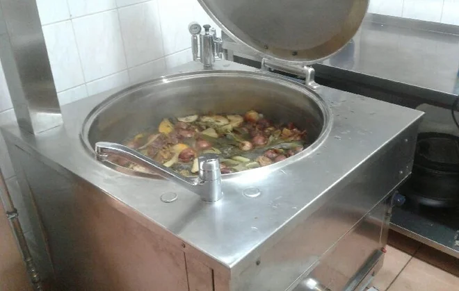 Juha se kuha počasi, potrpežljivo in z ljubeznijo.