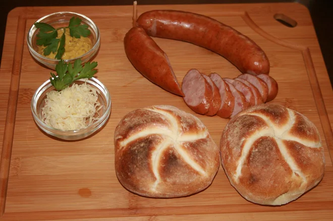 Kranjska klobasa, kot je bila postrežena Francu Jožefu I.