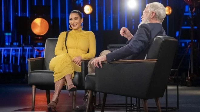 Kim Kardashian se je v pogovoru z Davidom Lettermanom izkazala kot bistra sogovornica. FOTO: NETFLIX