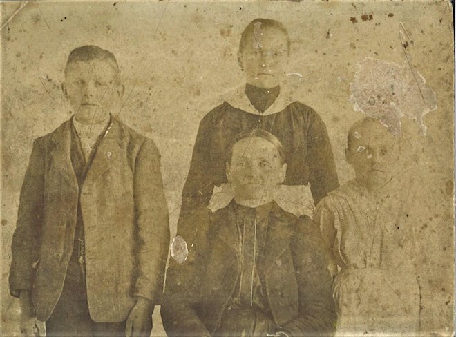 Fotografija osirotelih otrok s kmetije Vučji ogrizek s skrbnico teto Magdo. Nikolaj je dobil delo na železnici kot bremzar in je s prihodkom preživljal družino. Foto: arhiv Borisa Grabrijana