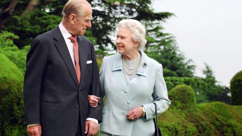 Fotografija: Kraljico Elizabeto II. imajo Britanci zelo radi, tudi njen mož je, kljub temu da se je že pred leti umaknil iz javnosti, še vedno pri vrhu lestvice najbolj priljubljenih članov kraljeve družine. FOTO: Pool New Reuters