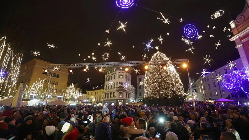 Fotografija: Letošnji december ne bodo zaznamovale množice ljudi, ki bi si ogledovali prižiganja lučk, se drenjali pred hišicami s kuhanim vinom ali v zadnjem trenutku nakupovali božična darila. FOTO: Delo