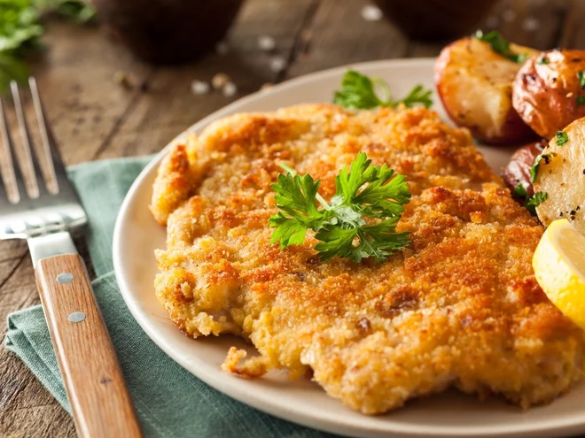 Dunajski zrezek ni le ena najbolj značilnih specialitet dunajske kuhinje, ki jo ponuja na tisoče avstrijskih restavracij. FOTO: Getty Images/iStockphoto