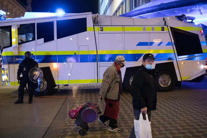 Protesti so se končali s spopadom različnih maskiranih skupin in policije. FOTO: Voranc Vogel