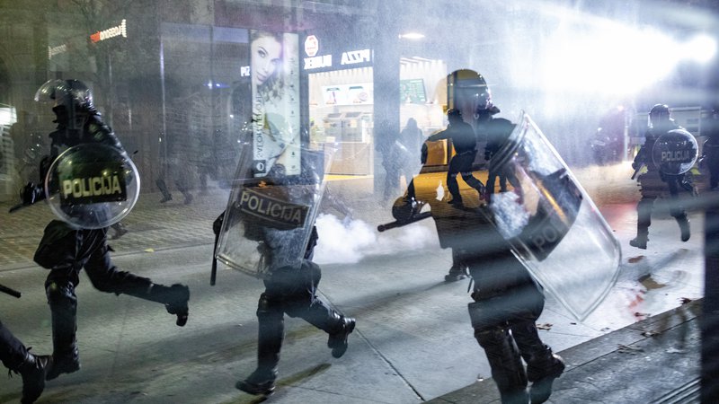 Fotografija: Protesti so se končali s spopadom različnih maskiranih skupin in policije. FOTO: Voranc Vogel