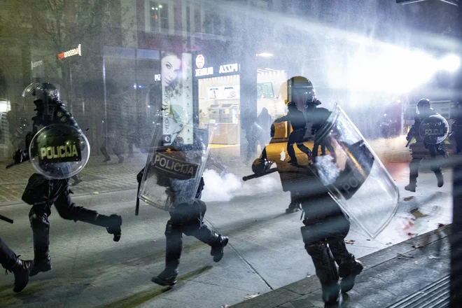 Protesti so se končali s spopadom različnih maskiranih skupin in policije. FOTO: Voranc Vogel