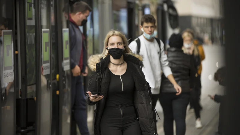 Fotografija: Z novim koronavirusom bomo morali živeti še nekaj časa. FOTO: Jure Eržen, Delo