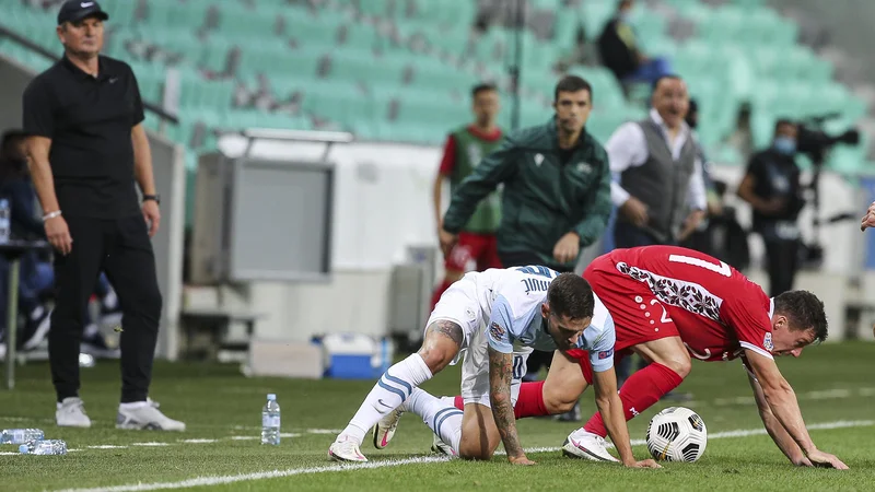 Fotografija: Slovenski nogometaši se bodo s temperamentnimi Grki bojevali z vsemi štirimi, selektor Matjaž Kek pa jih bo taktično usmerjal ob stranski črti. FOTO: Jože Suhadolnik