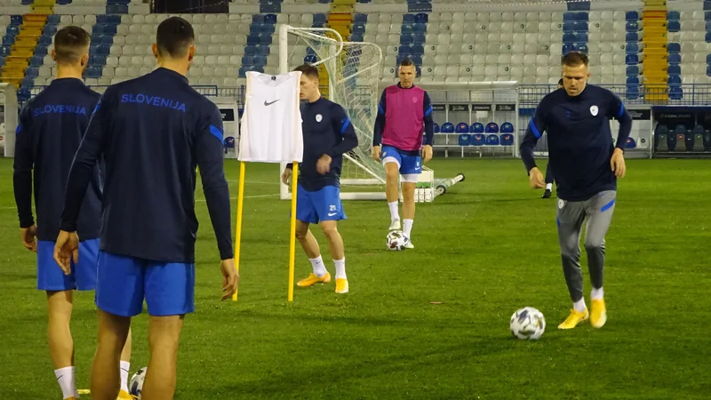 Fotografija: Josip Iličić (desno) in Jasmin Kurtić (v roza telovniku) sta močno navezana na družino. FOTO: J. S.