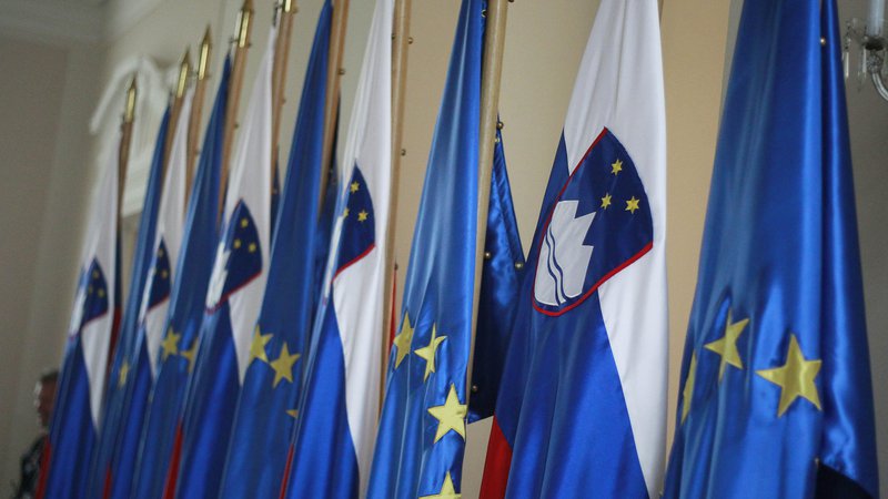 Fotografija: Slovenska in evropska zastava v Ljubljani, 28. julija 2015. FOTO: Leon Vidic, Delo