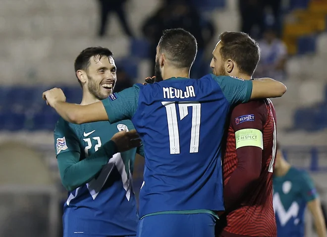 Amedej Vetrih, Miha Mevlja in Jan Oblak po neodločenem izidu v Grčiji niso skrivali navdušenja. FOTO: Alkis Konstantinidis/Reuters