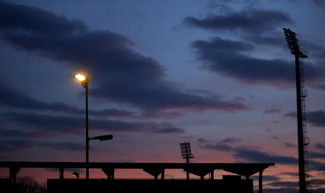 Dan je krajši, več je prižganih luči. FOTO: Roman Šipić, Delo