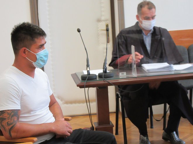 Obsojeni Viran Jurkovič z zagovornikom Medvedom, ki se bo na sodbo pritožil. FOTO: Nada Černič Cvetanovski