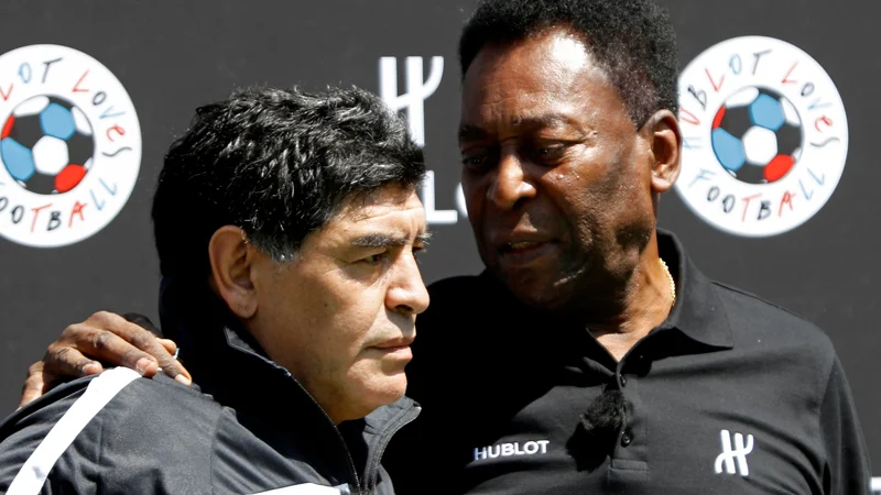 Fotografija: Pele in Diego Maradona leta 2016.  FOTO: Charles Platiau Reuters