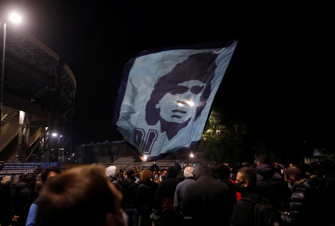 Navijači zbrani v Neaplju. FOTO: Ciro De Luca, Reuters