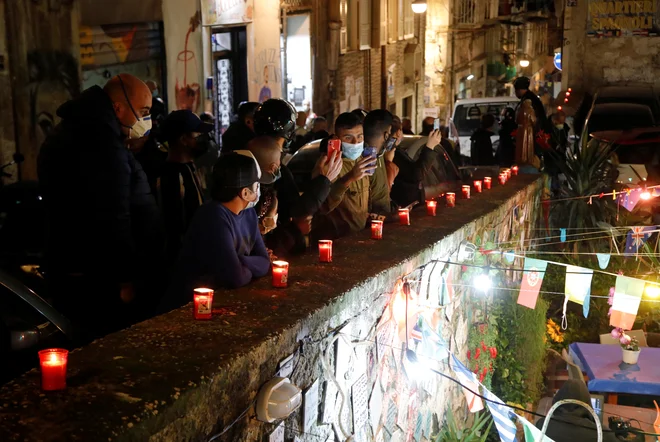 Ljudje se zbirajo v Italiji. FOTO: Ciro De Luca, Reuters