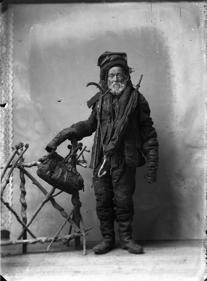 Takšni so bili v preteklosti berači (osebni arhiv Matjaža Šporarja). FOTO: Peter Naglič