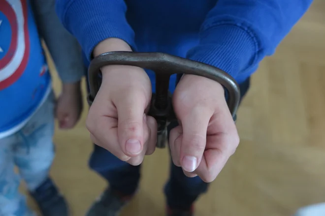 Lisice, s katerimi so žandarji vklenili nepridiprave vseh sort.<br />
FOTO: Špela Ankele