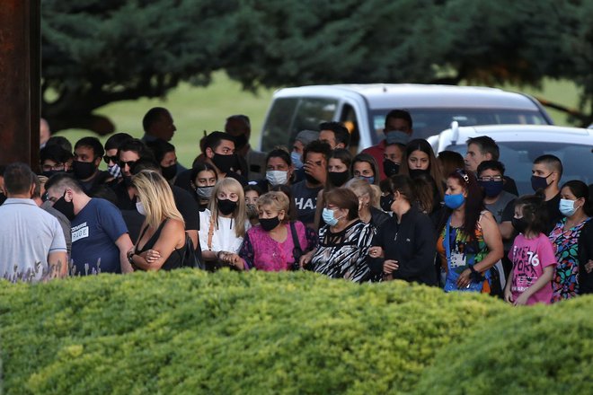 Prijatelji in družina na pogrebu. FOTO: Agustin Marcarian, Reuters