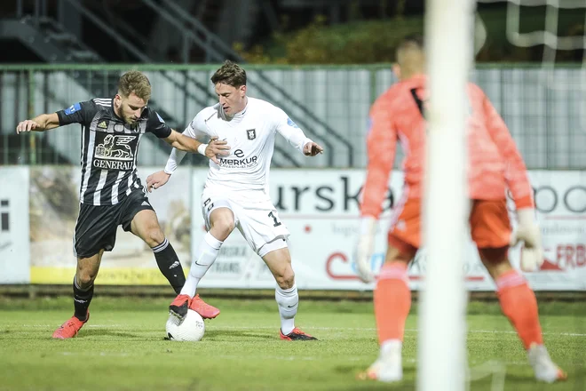 Andres Vombergar (desno) je vroč, zabija in podaja, njegov kolega v napadu Đorđe Ivanović pa je celo prvi strelec prvenstva. FOTO: Jure Banfi