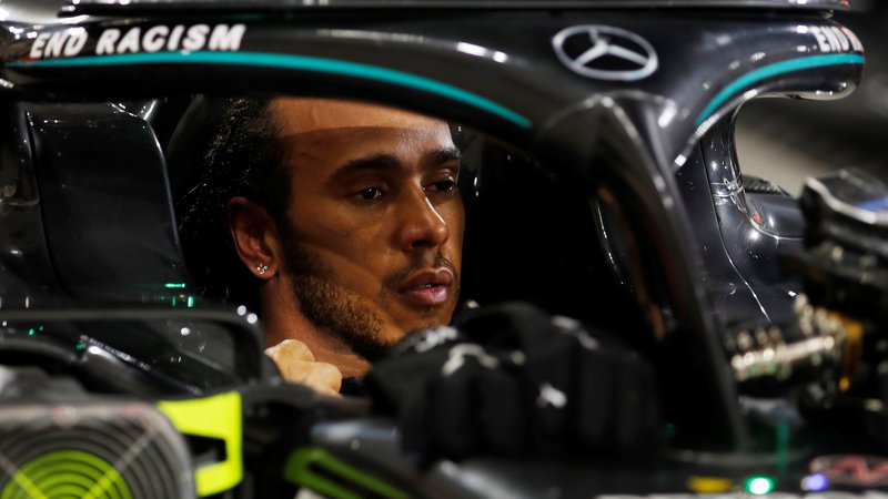 Fotografija: Hamilton je tudi letos serijsko zmagoval, zdaj pa ga je najmanj za eno dirko ustavil novi koronavirus. FOTO: Hamad I Mohammed, Pool Via Reuters