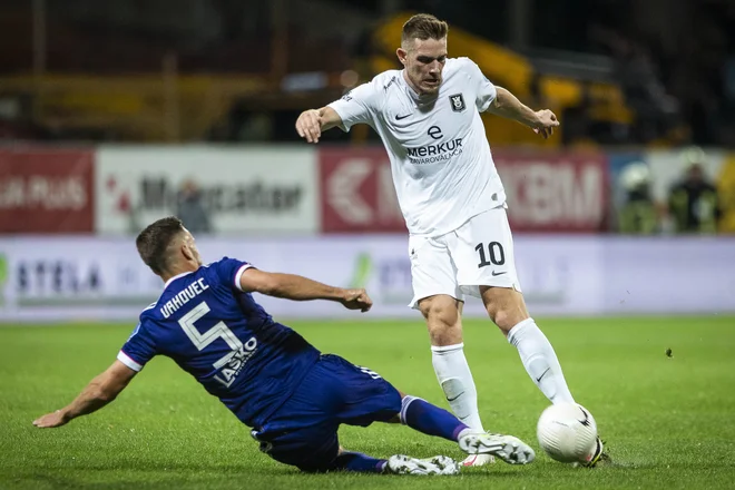 V &raquo;napačnih&laquo; majicah: Ljubljančan Blaž Vrhovec igra za Maribor, štajerski up Timi Max Elšnik za Olimpijo. FOTO: Jure Banfi/Sobotainfo