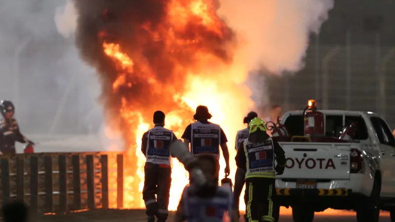 Fotografija: Francoski dirkač Romain Grosjean je komaj ušel smrti. FOTO: Kamran Jebreili, Reuters