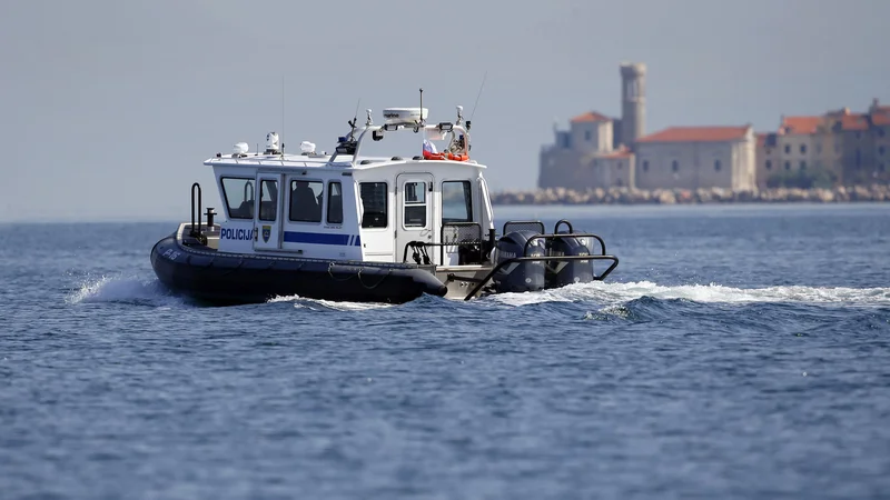Fotografija: Čoln slovenske policije v Piranskem zalivu. FOTO: Matej Družnik