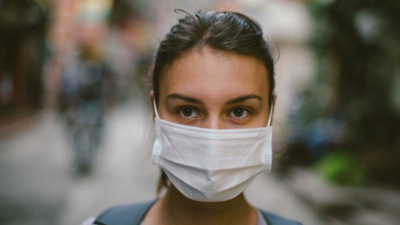 Fotografija: Pred širjenjem bolezni in morebitno okužbo se ščitimo z masko. FOTO: Getty Images