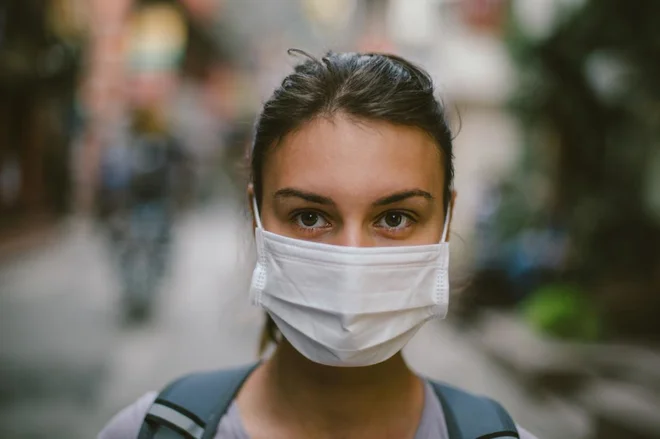 Pred širjenjem bolezni in morebitno okužbo se ščitimo z masko. FOTO: Getty Images