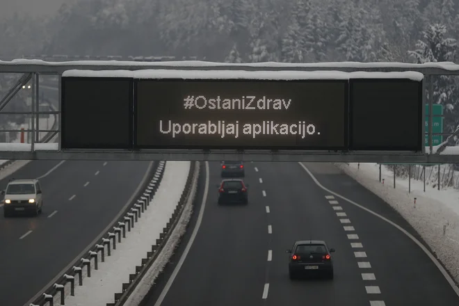 V štirih regijah lahko prehajate meje svoje občine, če imate aplikacijo, v ostalih regijah še vedno velja omejitev na občino bivanja. FOTO: Leon Vidic, Delo