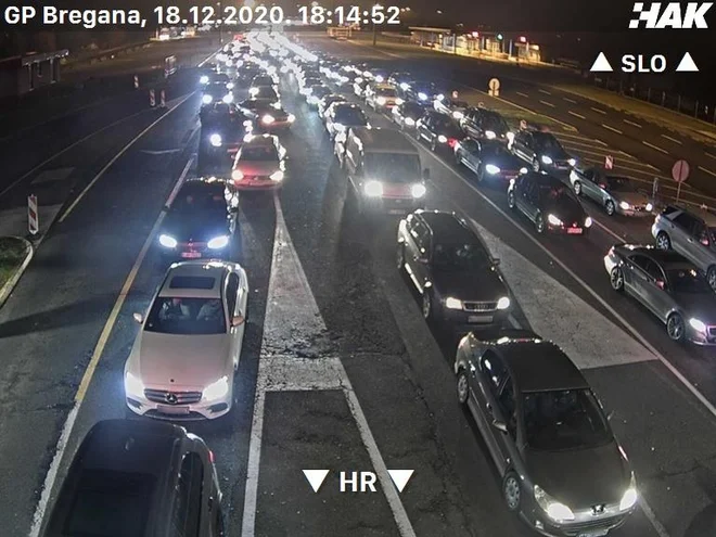 Dolga kolona vozil na mejnem prehodu Obrežje, ki čakajo na vstop na Hrvaško. FOTO: Hak