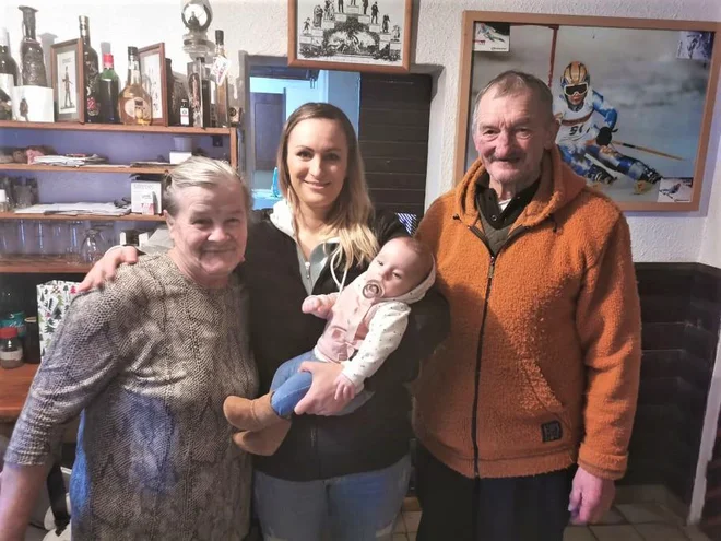 Martinovi starši so stiskali pesti za sina skupaj<br />
z Barbaro in vnučko Lano na dan, ko si je smukaški as v Val d'Iseru prismučal prvo zmago.
