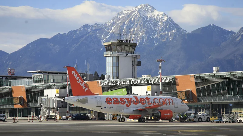 Fotografija: Povezavo z Berlinom je EasyJet prekinil že med spomladanskim valom pandemije. Poleti je sledila ponovna vzpostavitev, zdaj pa je odločitev dokončna. FOTO: Vidic Leon/Delo