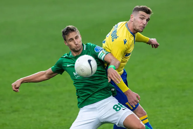 Dvaindvajsetletni koprski Bošnjak Nardin Mulahusejnović (desno v dvoboju z Olimpijinim branilcem Urošem Korunom) je z devetimi goli presenetljivo prvi strelec jesenskega dela prvenstva. FOTO: Voranc Vogel