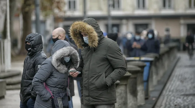 V Sloveniji smo 22. decembra začeli množično testiranje na novi koronavirus. Izvaja se s hitrimi antigenskimi testi, ki veljajo za manj natančne od PCR-testov. FOTO: Blaž Samec, Delo