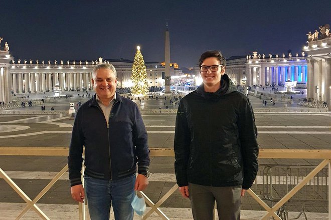 Božične zvezde je v Vatikan pripeljal Lojze Gašperlin (levo) s sinom.