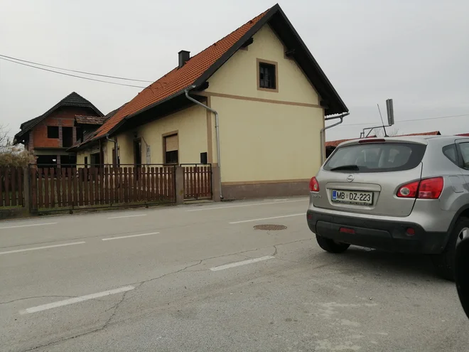 Po umorih se je Silvo zatekel k prijatelju, se porezal po vratu in se moral predati policistom. FOTO: Aleš Andlovič