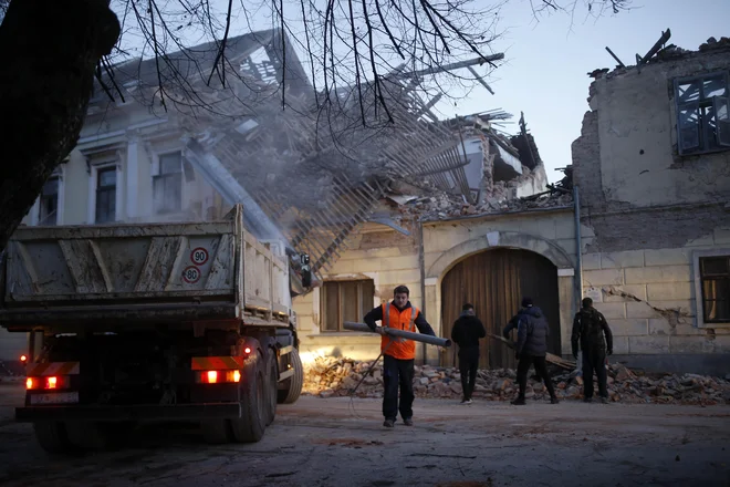 Posledice potresa v hrvaškem mestu Petrinja, 29. 12. 2020. FOTO: Blaž Samec, Delo