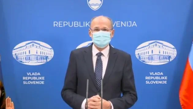 Fotografija: Jelko Kacin je ob vstopu v novo leto vsem zaželel predvsem trdnega zdravja in da bi bilo leto 2021 epidemiološko manj zahtevno. FOTO: STA, posnetek zaslona