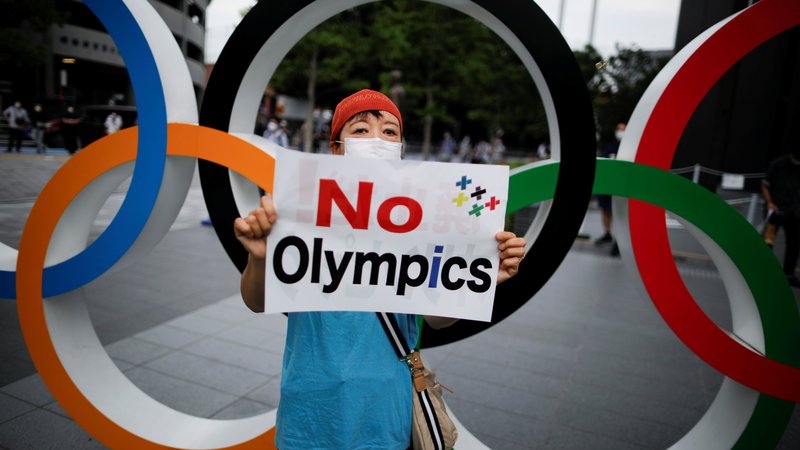 Fotografija: Zaradi pandemije in vrtoglavih stroškov organizacije sta marsikateri Japonec oziroma Japonka proti izvedbi olimpijskih iger v Tokiu. FOTO: Issei Kato/Reuters