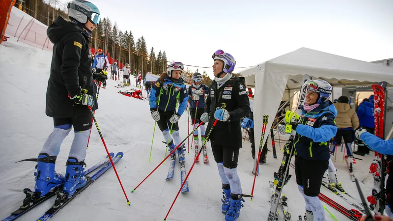 Fotografija: Lani so se slovenske smučarke takole pripravljale na start v Kranjski Gori, čez dober teden se bodo očitno v Mariboru. FOTO: Matej Družnik