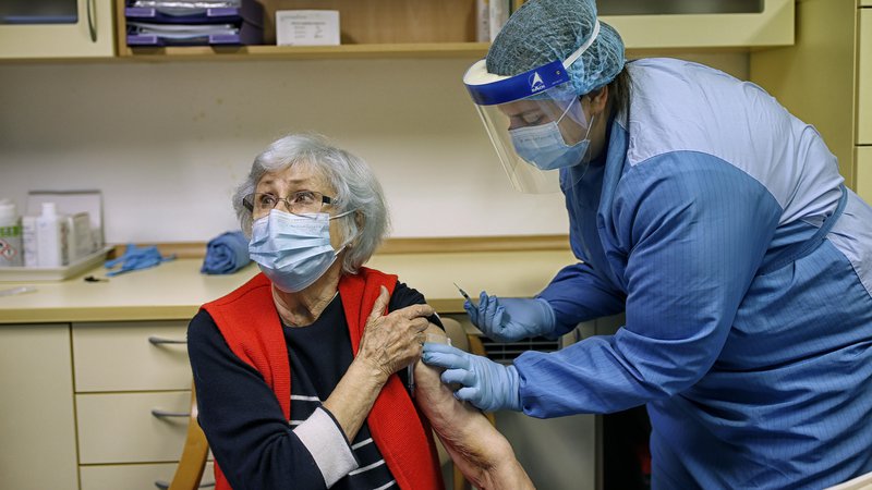 Fotografija: Cepljenje proti koronavirusu v Sloveniji se je uspešno začelo pred desetimi dnevi. FOTO: Blaž Samec